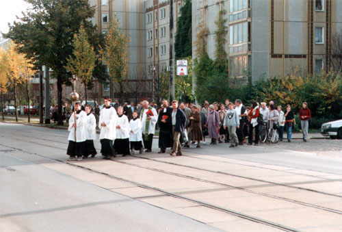 Prozession bei der Überquerung der Blasewitzer Straße - an der Spitze die Ministranten und die beiden Pfarrer