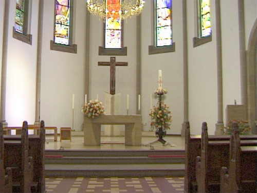Altarraum der Herz-Jesu-Kirche