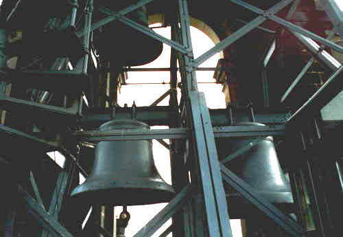 Glockenstuhl mit dreistimmigen Geläut