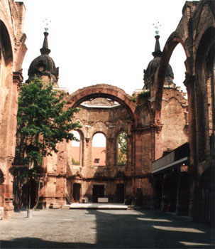 Kirchenschiff der Trinitatiskirchruine mit Blick zum Altarplatz im Jahre 2001