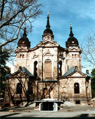 Blick vom Pfarrhaus auf die Trinitatiskirchruine im Frühjahr 2002
