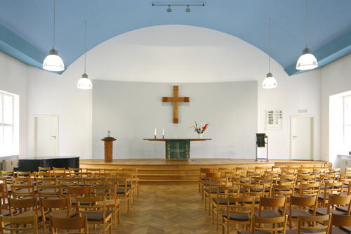 Gemeindesaal mit Altarplatz im Gemeindezentrum Fiedlerstraße
