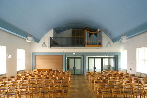 Gemeindesaal mit Orgelempore