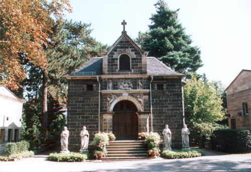 Grabkapelle auf dem Striesener Friedhof im Jahre 2000